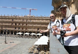 Paco García junto a su hijo, Julen, en el balcón de la Plaza Mayor.