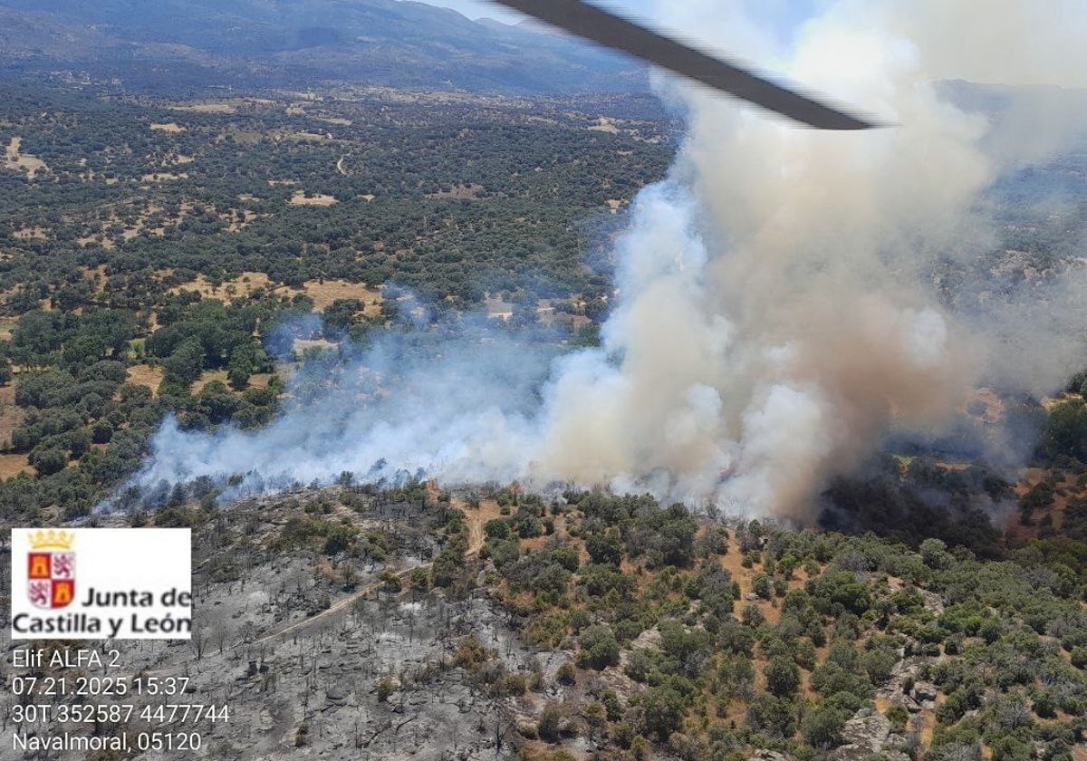 Imagen de días pasados del incendio en Navaluenga, reproducido en la tarde de ayer.