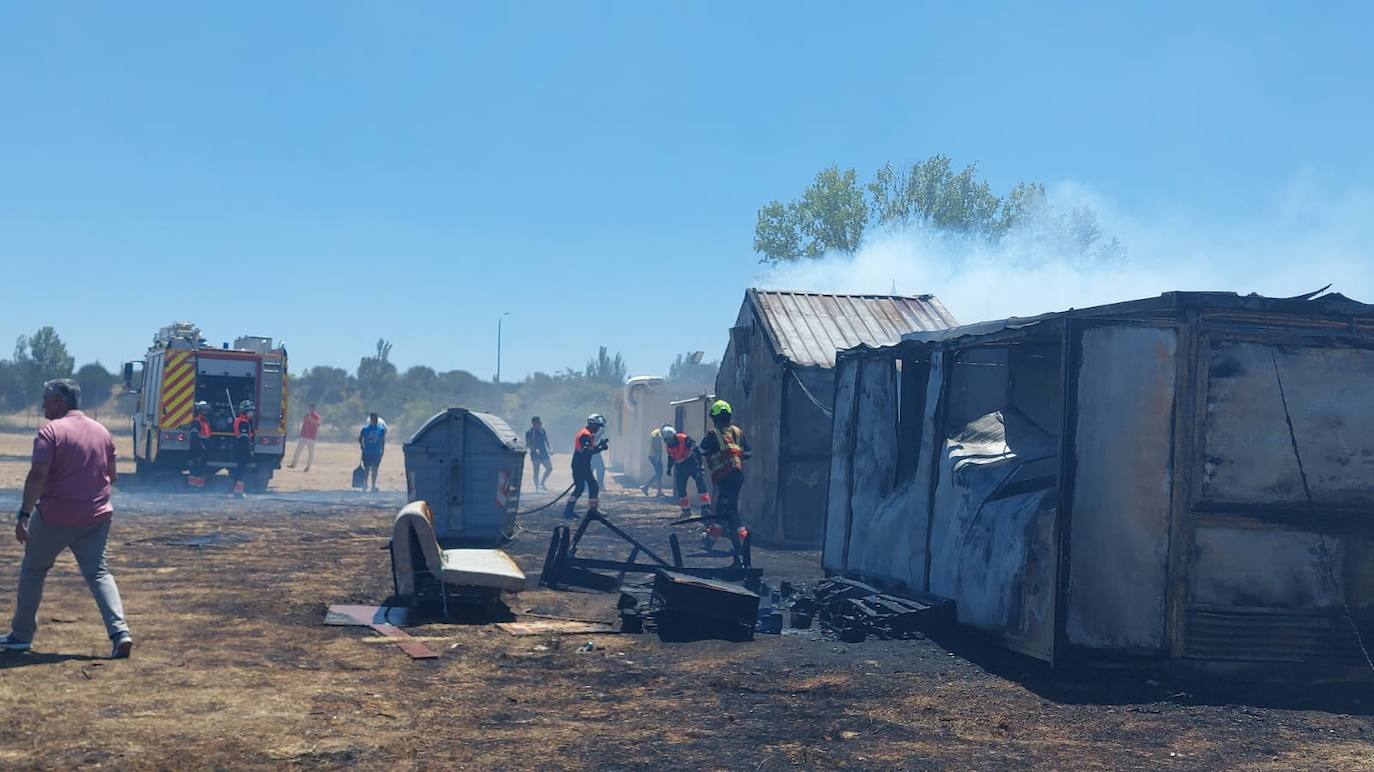 Así han quedado las casetas de las peñas de Santa Marta afectadas por el incendio