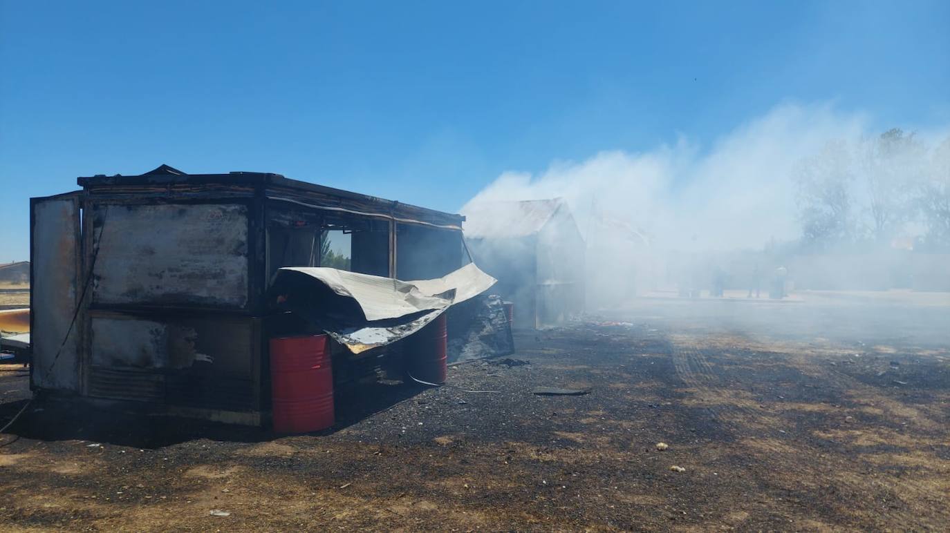 Así han quedado las casetas de las peñas de Santa Marta afectadas por el incendio