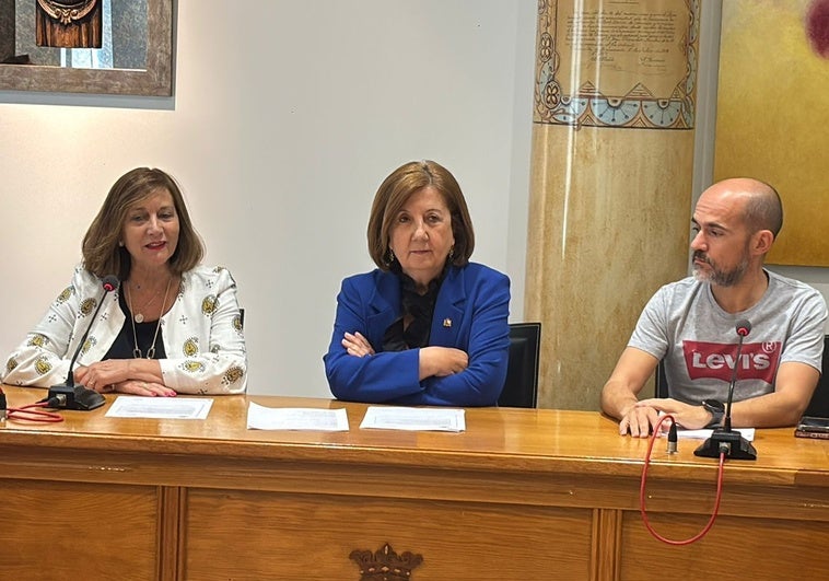 Carmen Ávila, Rosa María López y el concejal de Festejos, Pedro José Pérez.