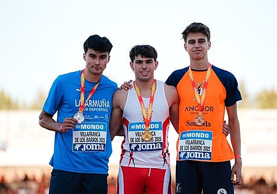 Rodrigo Fito, en el podio del Nacional sub 20 en Villafranca de los Barros junto a Oriol Sánchez, también seleccionado.