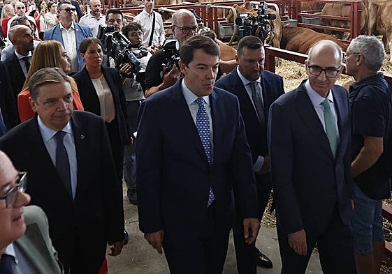 Última visita de Planas a la feria, en 2023. En la imagen, junto a Alfonso Fernández Mañueco y Javier Iglesias.
