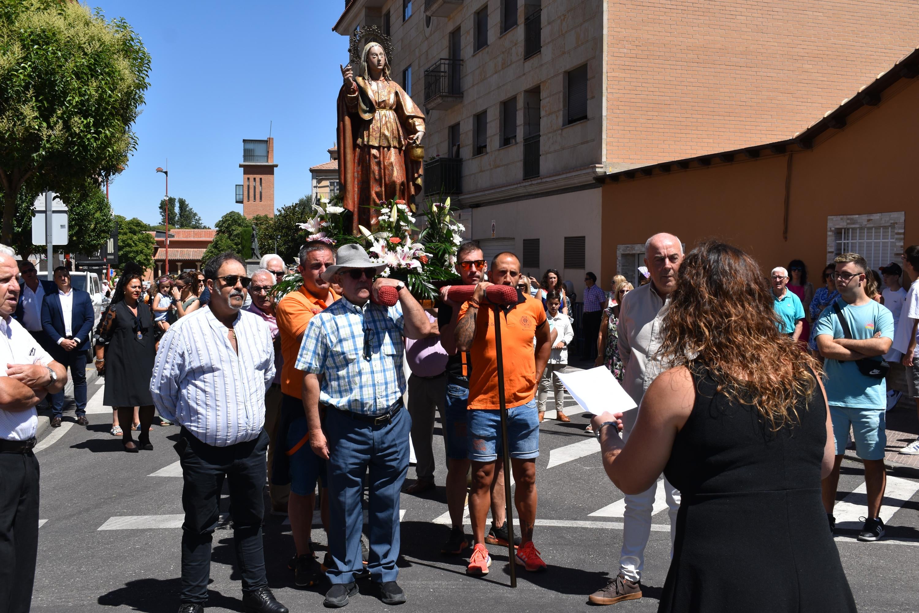 Santa Marta honra a su patrona entre música y mantillas