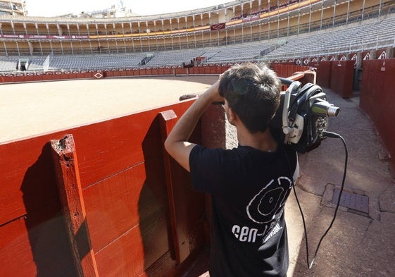 Imagen de un cámara de televisión en La Glorieta.
