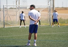 Alvarito, observando a sus ya excompañeros en el entrenamiento matinal del lunes.
