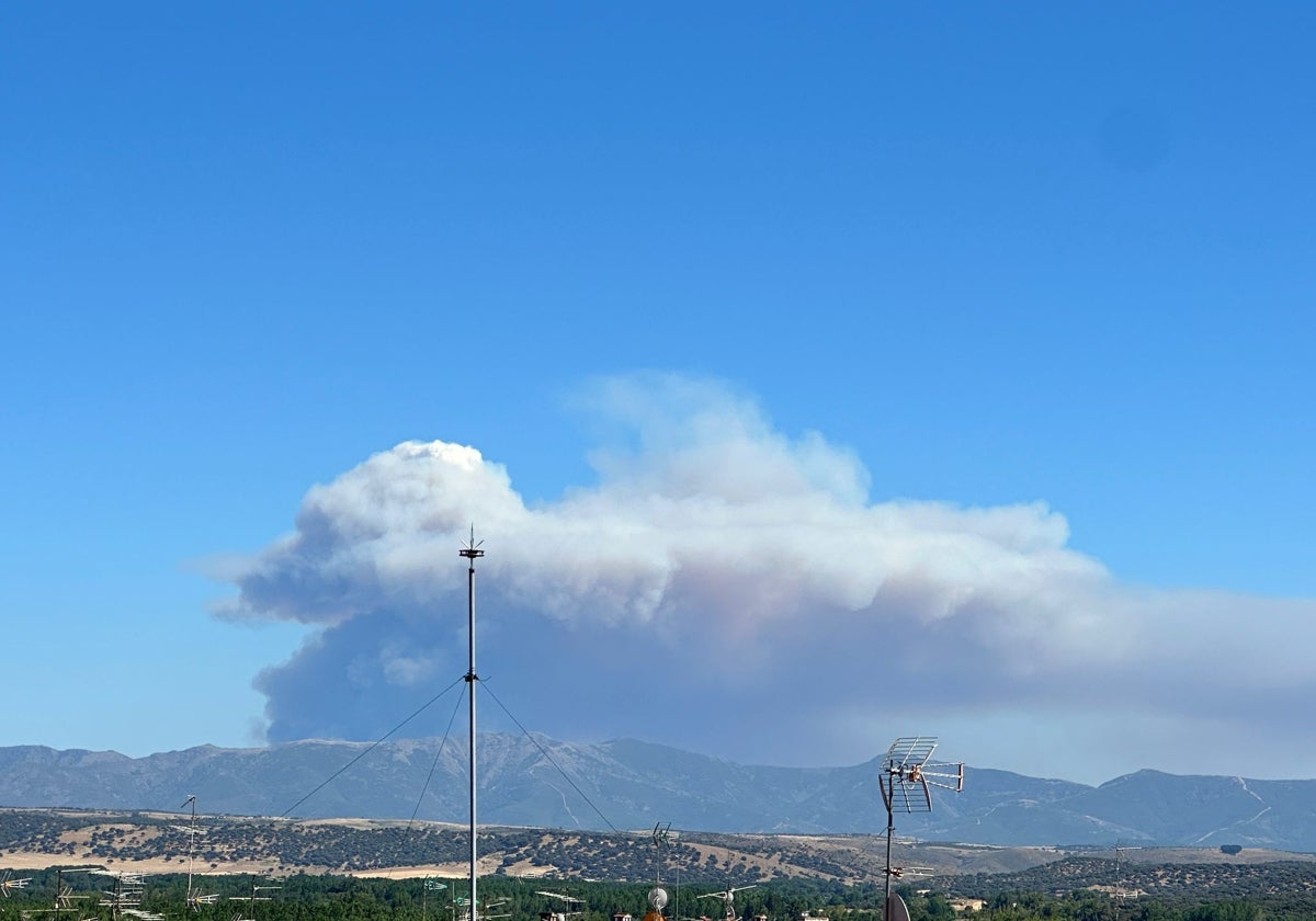 La gran nube de humo era visible desde Ciudad Rodrigo.