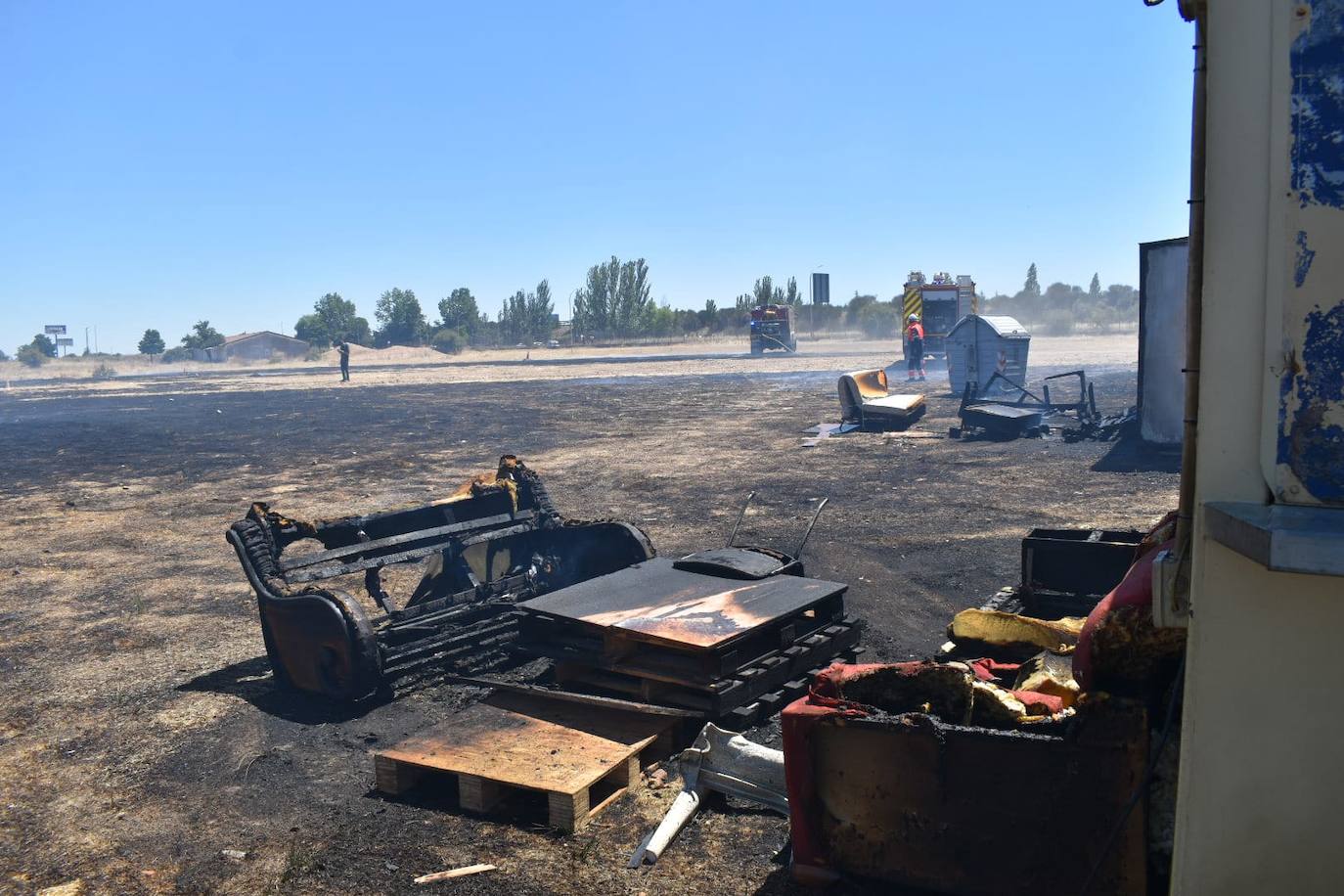 Así han quedado las casetas de las peñas de Santa Marta afectadas por el incendio