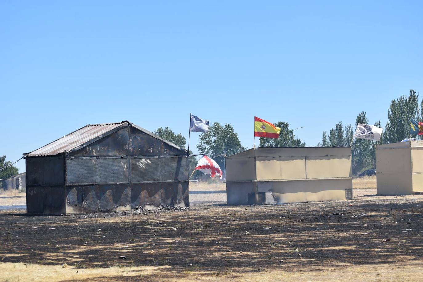 Así han quedado las casetas de las peñas de Santa Marta afectadas por el incendio
