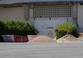 Tierra descargada junto a la puerta de acreditaciones, donde se construirá una nueva rampa de acceso.