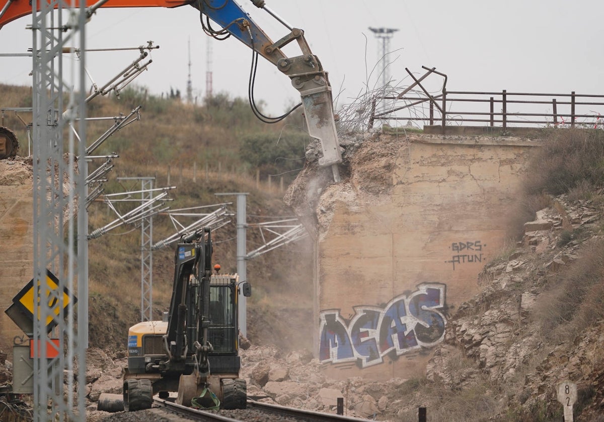 Obras de derribo de un puente vinculadas a la electrificación de la línea Salamanca-Fuentes de Oñoro.