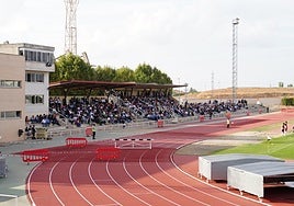 Aficionados del Salamanca UDS, viendo el choque en Las Pistas frente al Real Avilés el pasado curso.