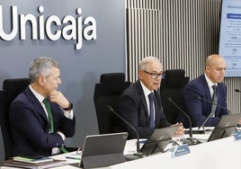 De izquierda a derecha, aparecen el director general de Finanzas de Unicaja, Pablo González; el CEO, Isidro Rubiales, y el director de Relación con Inversores, Jaime Hernández.