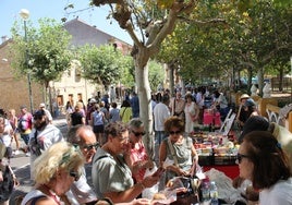 Stands en la zona de La Glorieta en el Martes Chico del año pasado.