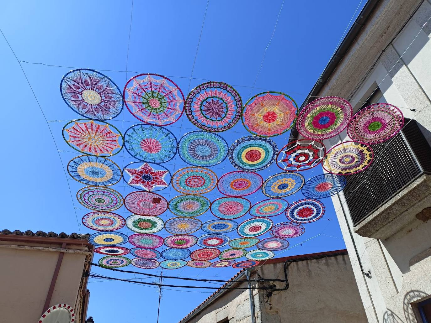 Artesanía, gastronomía y noche a la luz de las velas en un San Felices de los Gallegos arropado por mandalas