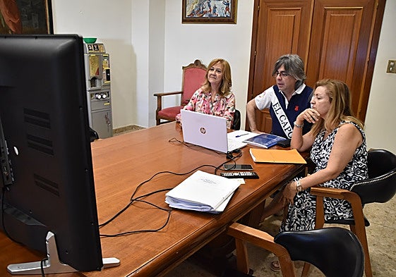El alcalde, Luis Francisco Martín, y la técnico, María Ángeles Cembellín, han asistido a la reunión con la comisión de seguimiento de la Reindustrialización.