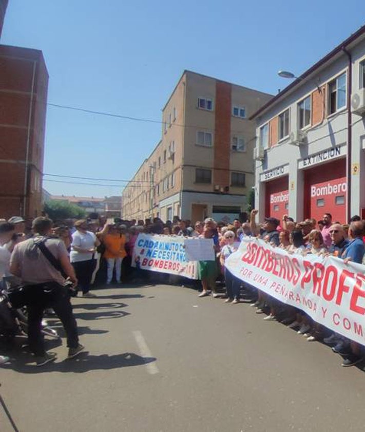 Imagen secundaria 2 - Concentración para reivindicar el parque de bomberos profesional en Peñaranda