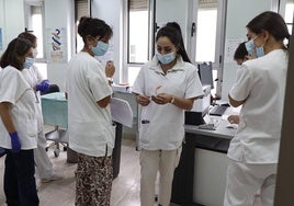 Personal sanitario, en el centro de salud de San Juan.