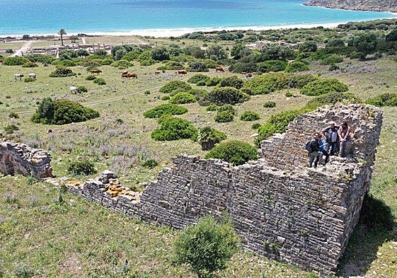 Pablo G. Silva, junto a otros compañeros de profesión, en el Conjunto Romano Arqueológico de Baelo Claudia.