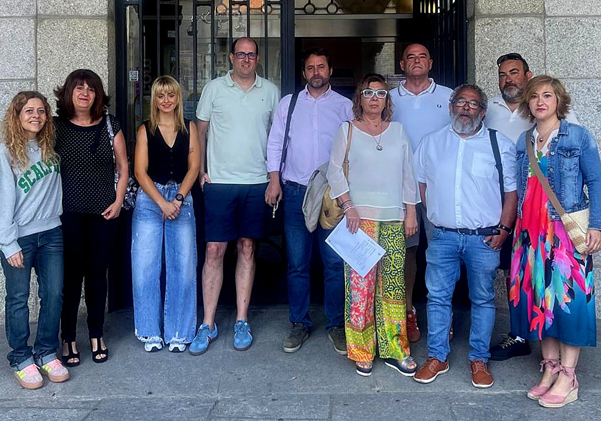 Las dos concejalas no adscritas, el PSOE y Tú Aportas, en la jornada de firma de la moción de censura.