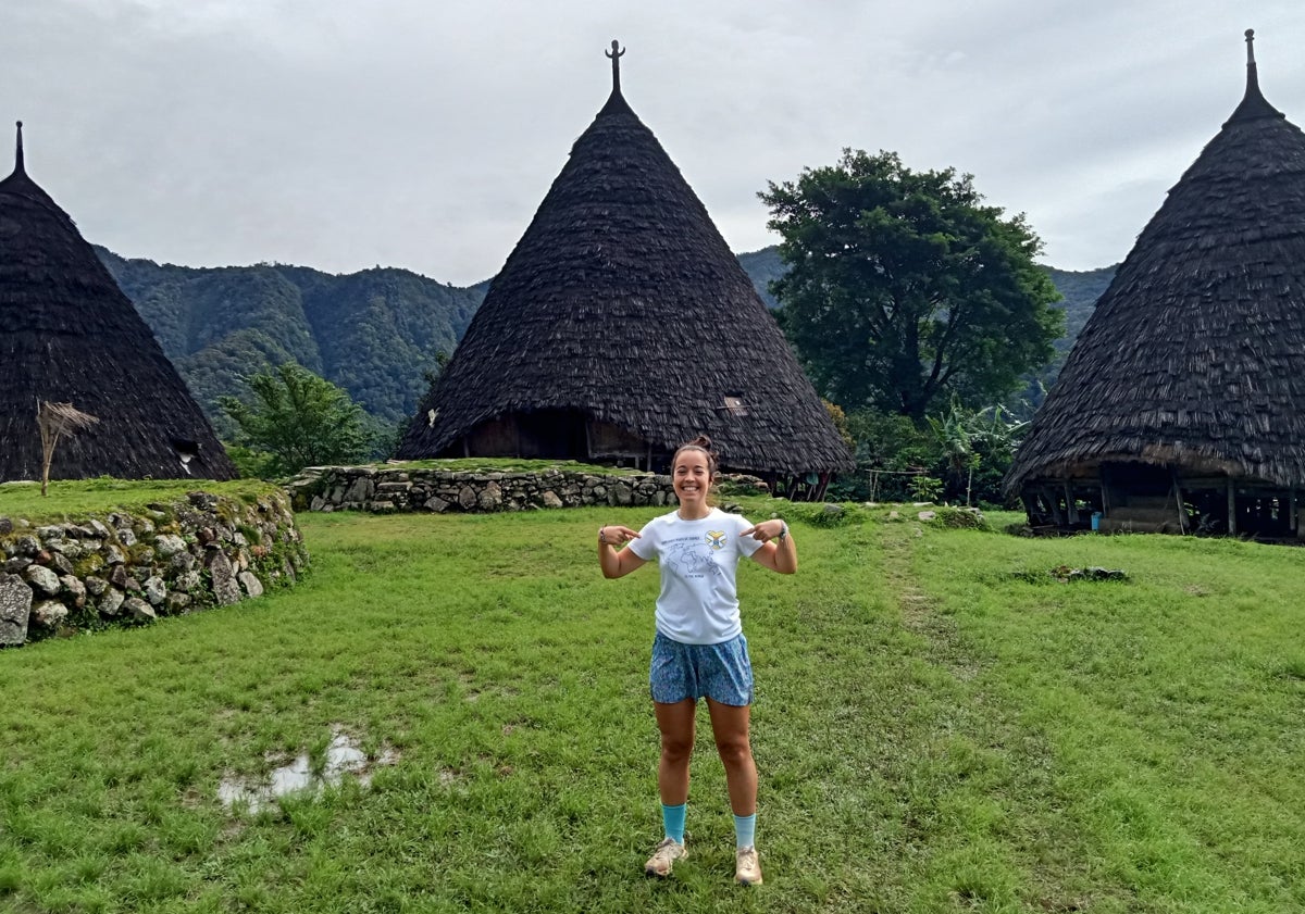 Imagen principal - Paula Martín: «Vivir las fiestas desde la India, está siendo lo más duro de mi viaje por el mundo»