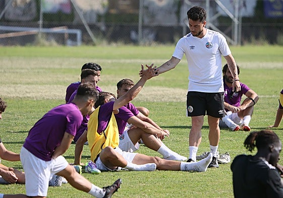 Jorge García saluda a sus jugadores a la finalización del entrenamiento.