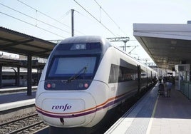 Un Alvia, en la estación de Salamanca.