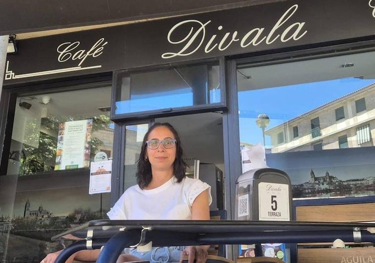 Macarena, sentada en la terraza del Divala.