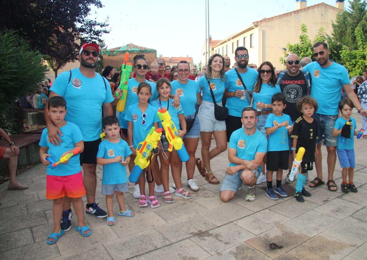 Imagen secundaria 1 - Chupinazo y estreno festivo en Monterrubio de Armuña