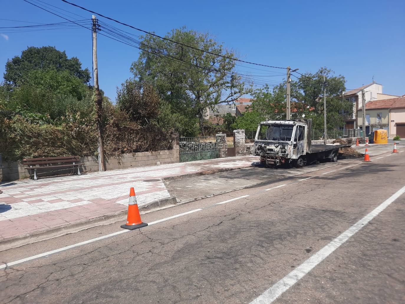 Totalmente calcinado: así ha quedado el camión quemado en las calles de Linares de Riofrío
