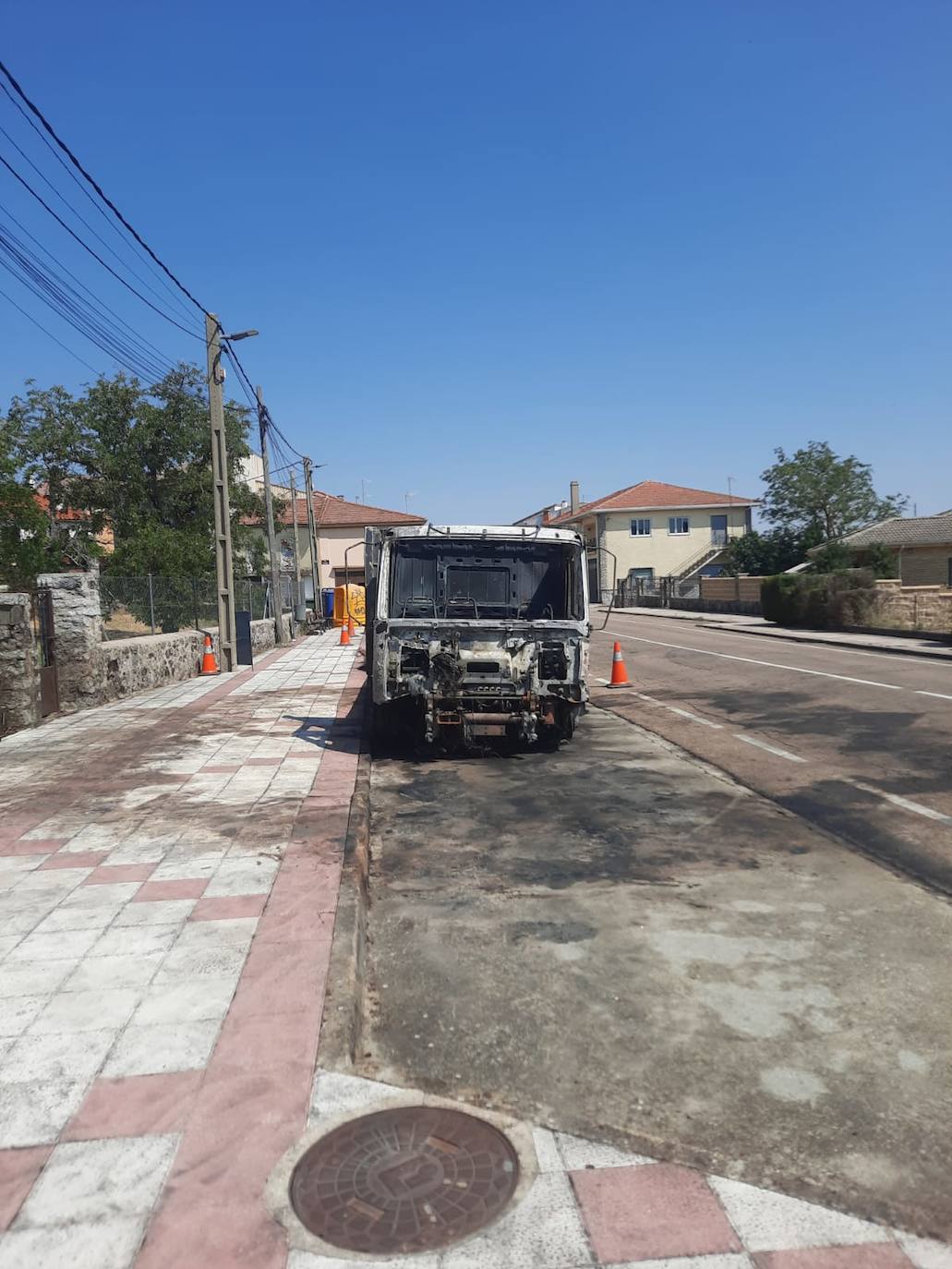 Totalmente calcinado: así ha quedado el camión quemado en las calles de Linares de Riofrío