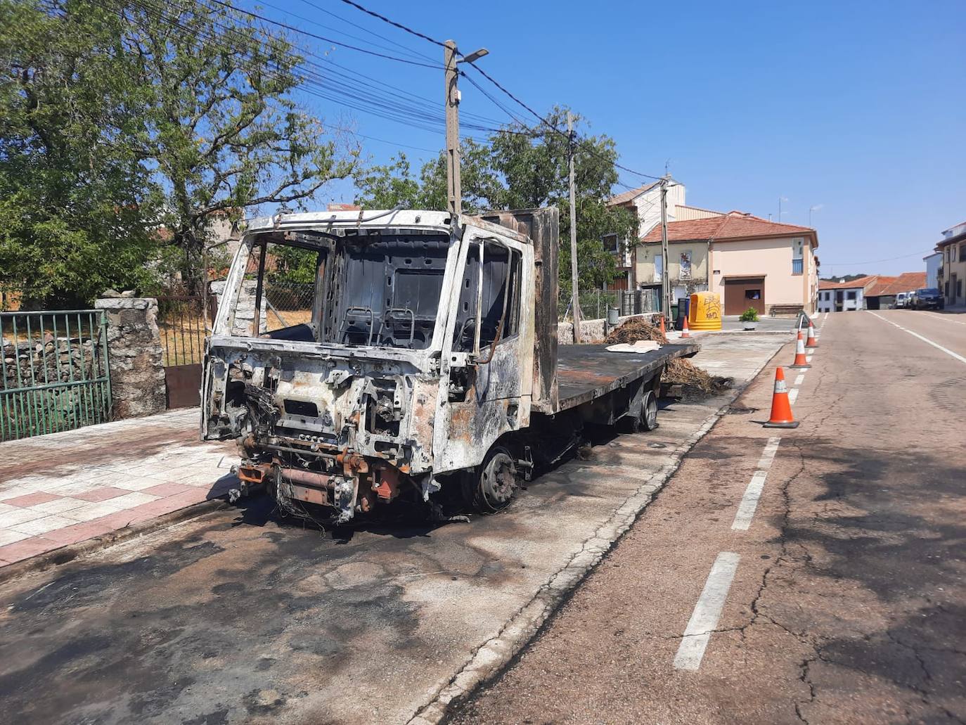Totalmente calcinado: así ha quedado el camión quemado en las calles de Linares de Riofrío