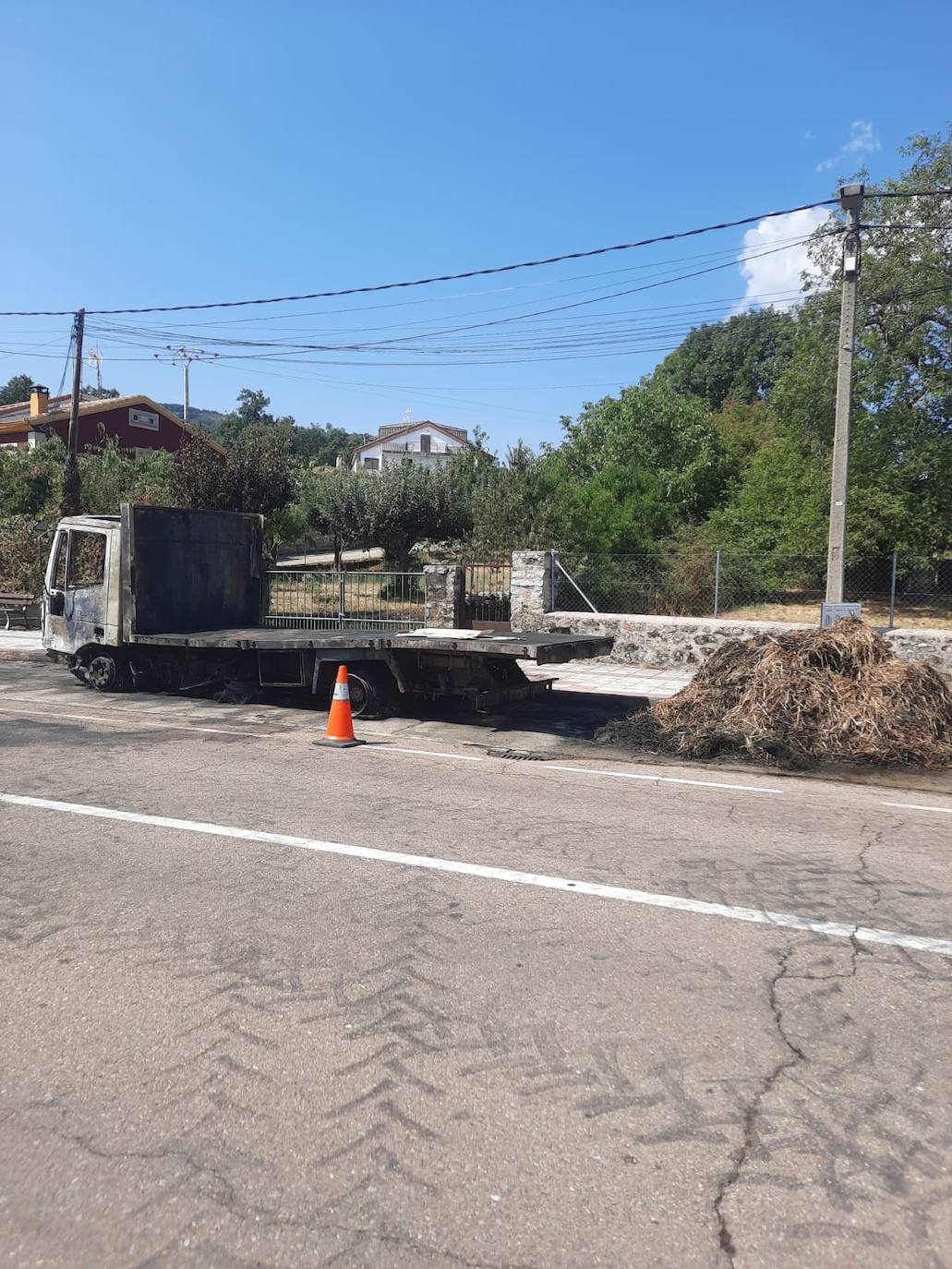 Totalmente calcinado: así ha quedado el camión quemado en las calles de Linares de Riofrío