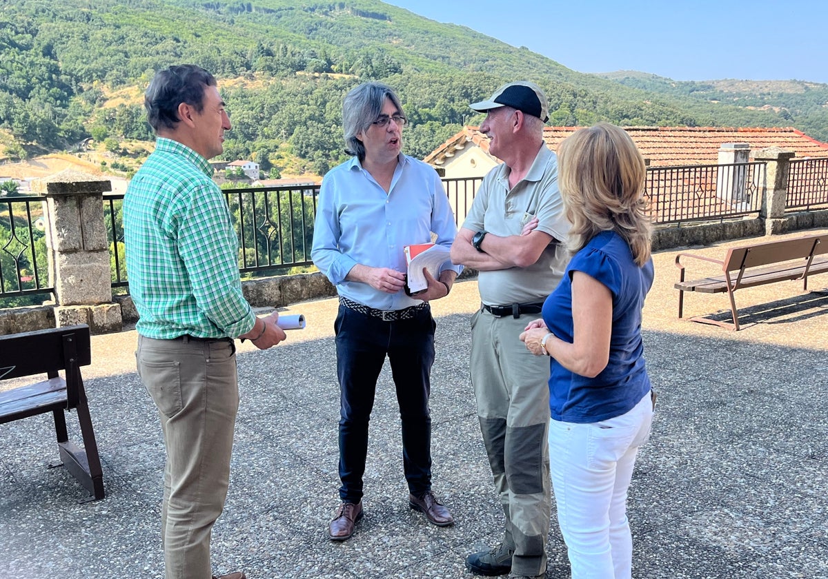 Rubén Martín, Luis Francisco Martín y Purificación Pozo, con uno de los vecinos afectados por las humedades detectadas en los garajes ubicados bajo el Mirador del Duque ubicado en el barrio de La Antigua.