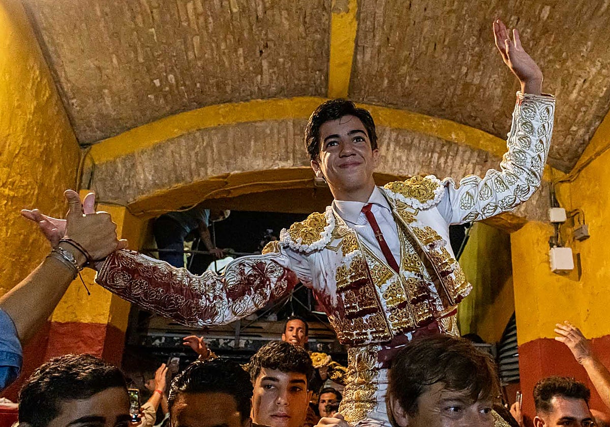 Marco Pérez, a hombros en Huelva el pasado jueves, en su estreno de las Colombinas.