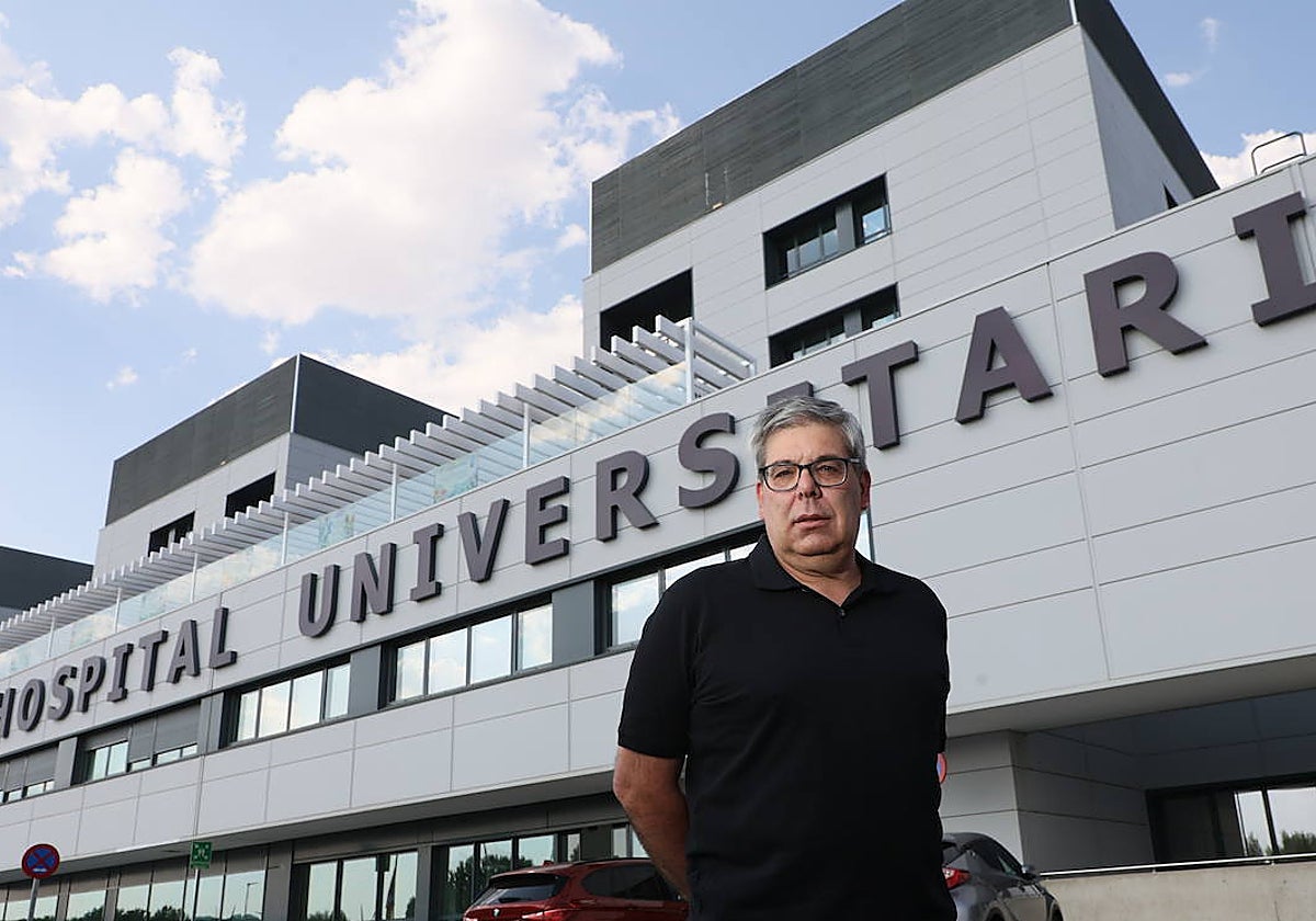 El técnico de emergencias en soporte vital básico, Jesús Ignacio Rodriguez, con el Hospital Clínico Universitario de Salamanca detrás.