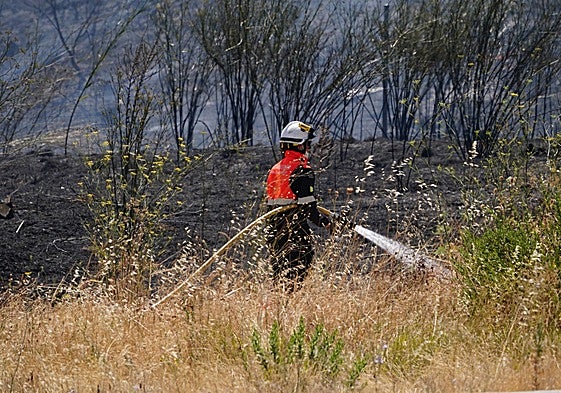 Un efectivo sofoca otro incendio.