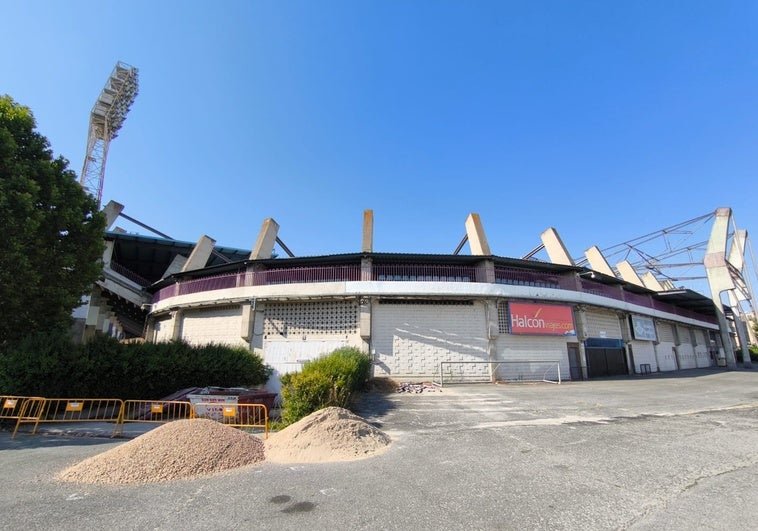 La puerta de acreditaciones que une Fondo Norte y Preferencia, vallada por las obras de acondicionamiento del estadio.