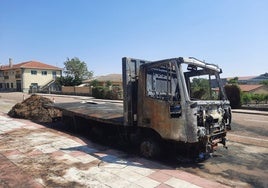 Imagen del camión calcinado en Linares de Riofrío.
