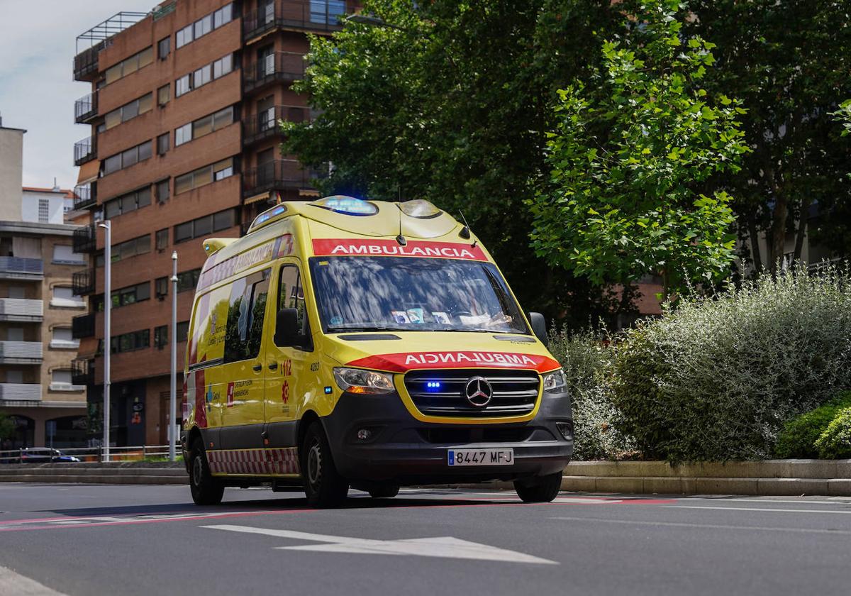 Una ambulancia circula por la capital.