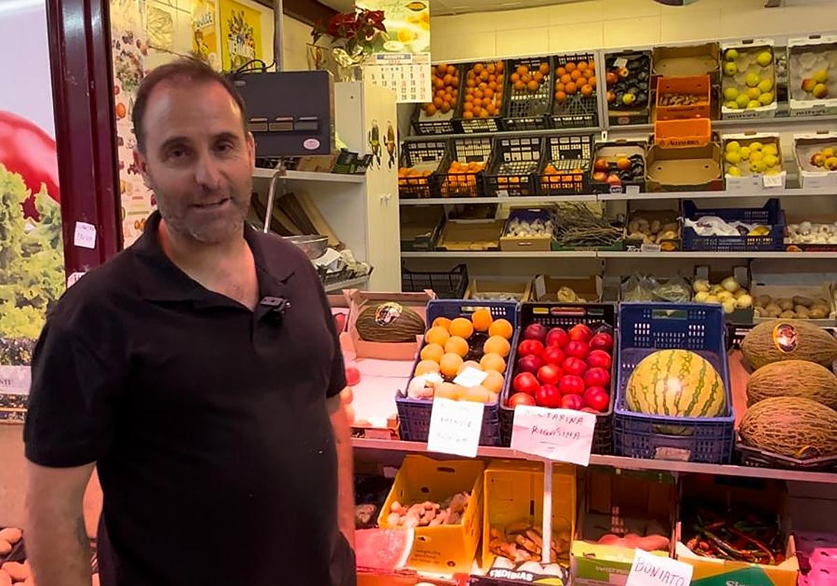 Javier Carrasco, frutero del Mercado de San Juan.