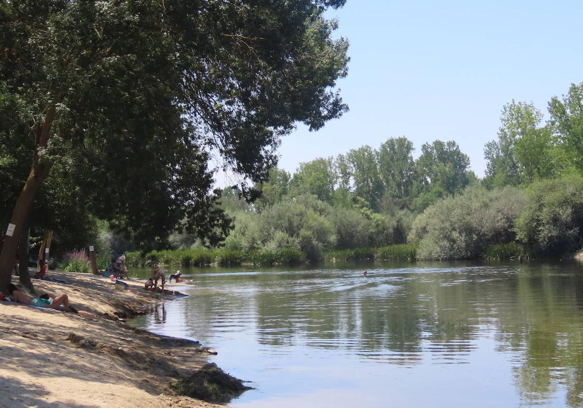 Zona muy concurrida por bañistas en el río Tormes, a su paso por Huerta.