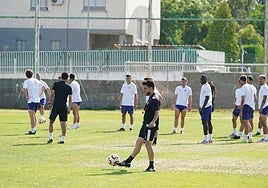 Jorge García, golpeando un balón con el exterior de su bota durante la sesión de trabajo de ayer en el anexo al Tori.