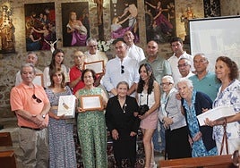 Familiares y protagonistas al finaliza el acto en la iglesia parroquial