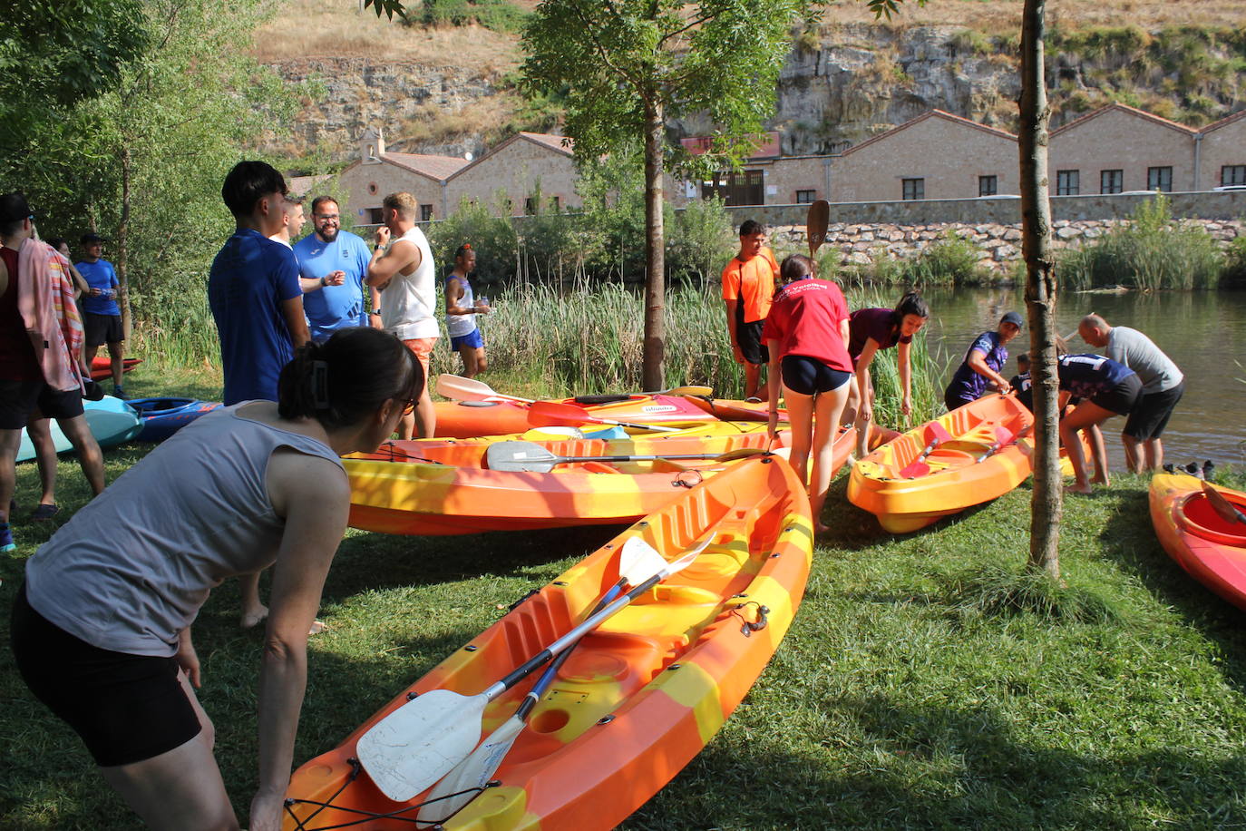 Las piraguas surcan las aguas en la XII Combinada del Águeda en Ciudad Rodrigo