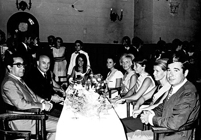 La inmersión en la cultura española también incluía actos sociales, como este evento, donde docentes y alumnos dejaban a un lado la rigidez académica y la posterior juerga, en la que los más animados se atrevieron a faltarle al respeto al «toro de la puente». Era el año 1967.