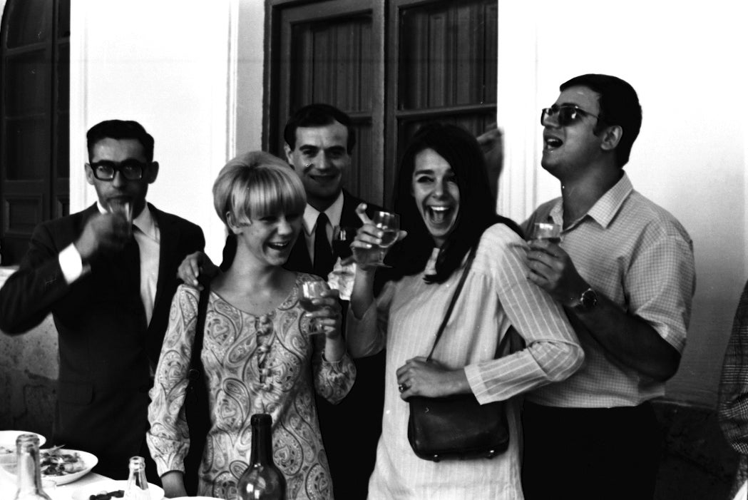 Gestos alegres y desenfadados de las y los estudiantes, con la copa en la mano, durante un convite celebrado en 1967 en el Patio de Escuelas Menores.