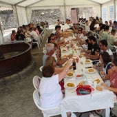 La carpa fue uno de los escenarios donde los comensales comieron protegidos del sol