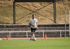 Iván Casado, tratando de sacar jugado el balón en el choque de este sábado en Las Pistas.