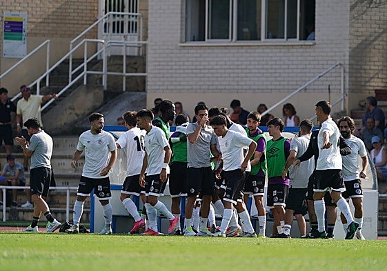 Los jugadores del Salamanca UDS celebran el primer tanto de Mancebo.